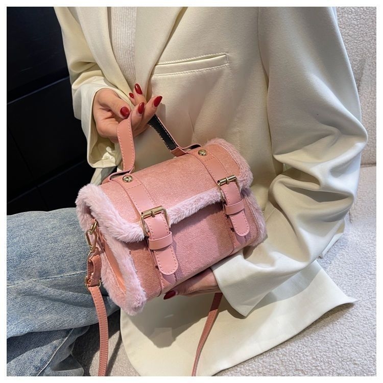 Crossbody torbica, mala kvadratna silueta, poliester, podstava od zeca, zatvaranje kapom, proljetno izdanje 2025 (Materijal: poliester; Podstava: zec; Zatvaranje: kapica; Silueta: mala kvadratna; Izdanje: proljeće 2025)