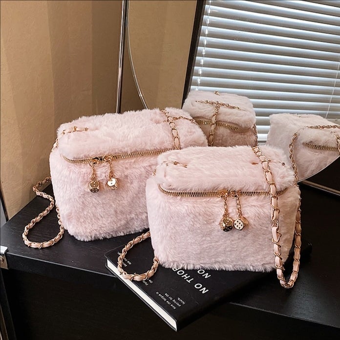 Geantă crossbody tip box din lână, formă orizontală dreptunghiulară, închidere cu fermoar, căptușeală poliester, curea unică, buzunar interior cu fermoar ascuns și buzunar pentru telefon, primăvara 2026, utilizare zilnică