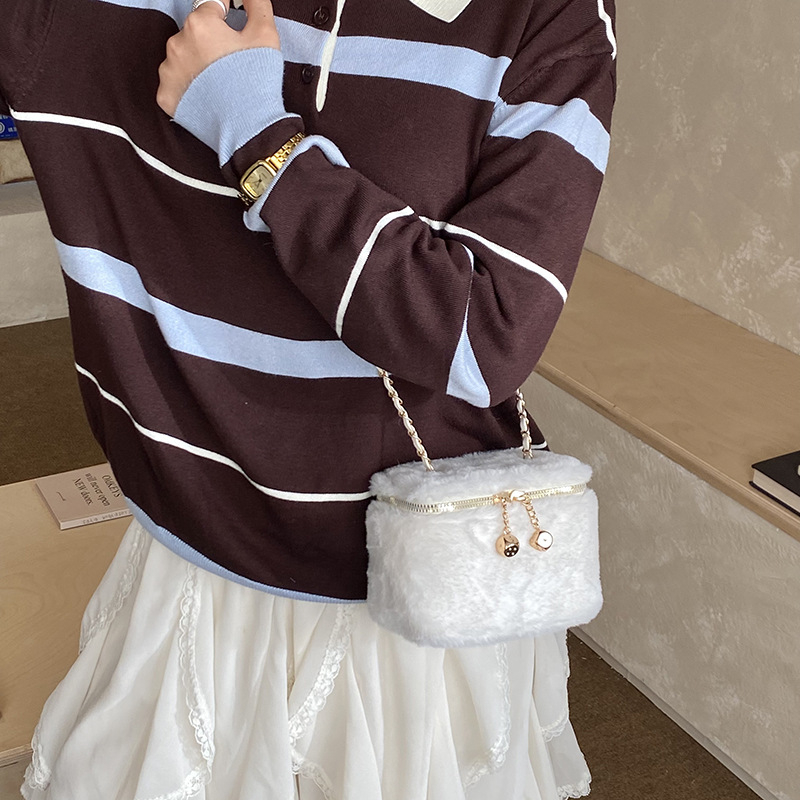 Geantă crossbody tip box din lână, formă orizontală dreptunghiulară, închidere cu fermoar, căptușeală poliester, curea unică, buzunar interior cu fermoar ascuns și buzunar pentru telefon, primăvara 2026, utilizare zilnică