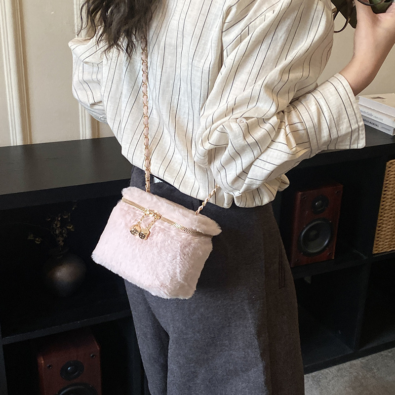 Geantă crossbody tip box din lână, formă orizontală dreptunghiulară, închidere cu fermoar, căptușeală poliester, curea unică, buzunar interior cu fermoar ascuns și buzunar pentru telefon, primăvara 2026, utilizare zilnică