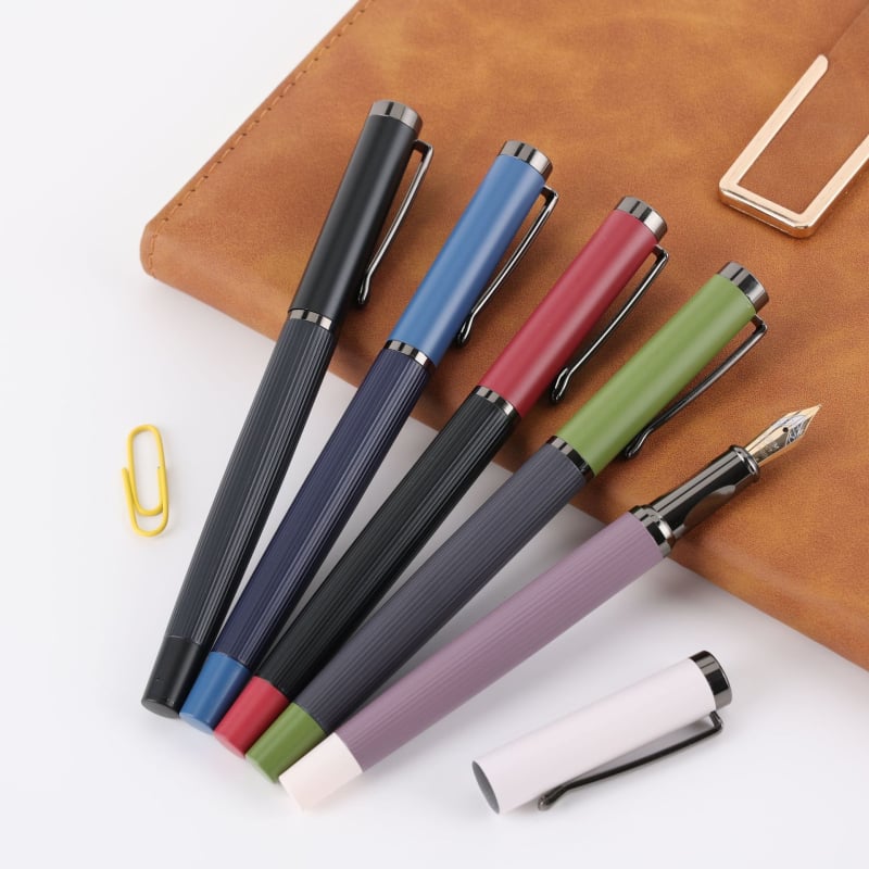 Hongpeng fountain pen za učenike osnovnih škola — metalno kućište, sustav tintne (kartuša), lasersko graviranje logotipa, mogućnost prilagodbe
