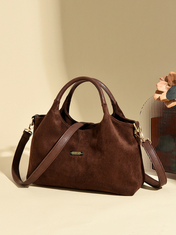 Velurova crossbody torba, horizontalnog kvadratnog oblika, zatvaranje na zip, unutarnje pretince: džep na zip i džep za dokumente, poliester podstava