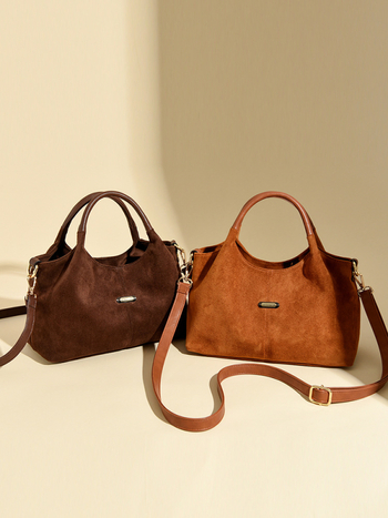 Velurova crossbody torba, horizontalnog kvadratnog oblika, zatvaranje na zip, unutarnje pretince: džep na zip i džep za dokumente, poliester podstava