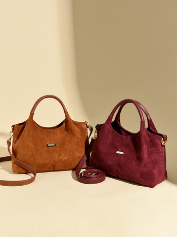 Velurova crossbody torba, horizontalnog kvadratnog oblika, zatvaranje na zip, unutarnje pretince: džep na zip i džep za dokumente, poliester podstava