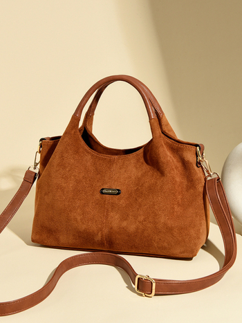 Velurova crossbody torba, horizontalnog kvadratnog oblika, zatvaranje na zip, unutarnje pretince: džep na zip i džep za dokumente, poliester podstava