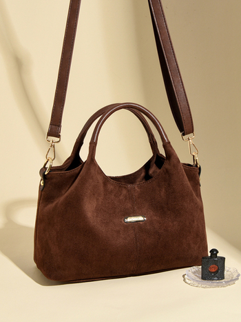 Velurova crossbody torba, horizontalnog kvadratnog oblika, zatvaranje na zip, unutarnje pretince: džep na zip i džep za dokumente, poliester podstava