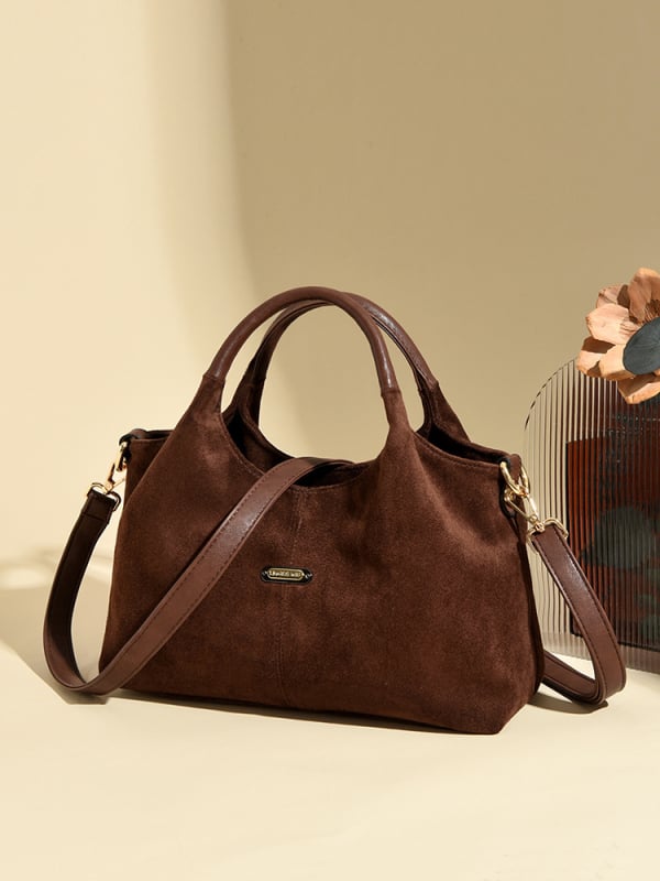 Velurova crossbody torba, horizontalnog kvadratnog oblika, zatvaranje na zip, unutarnje pretince: džep na zip i džep za dokumente, poliester podstava