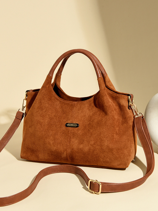 Velurova crossbody torba, horizontalnog kvadratnog oblika, zatvaranje na zip, unutarnje pretince: džep na zip i džep za dokumente, poliester podstava