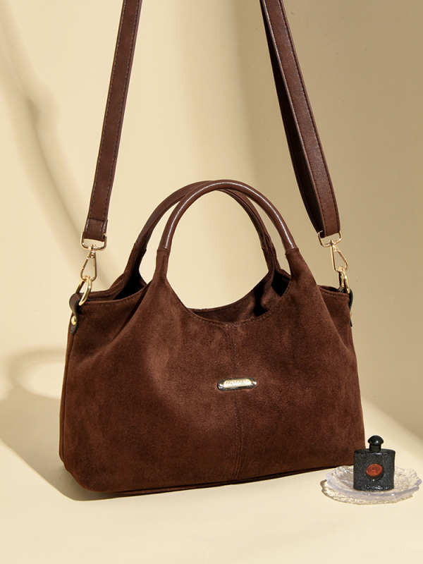 Velurova crossbody torba, horizontalnog kvadratnog oblika, zatvaranje na zip, unutarnje pretince: džep na zip i džep za dokumente, poliester podstava