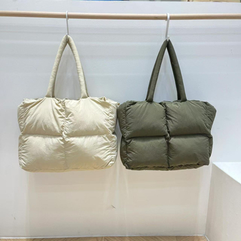 Ženska bucket bag, kvilirana pliš materija, unutarnji džep sa zatvaračem, podstava od poliestera, jedna naramenica