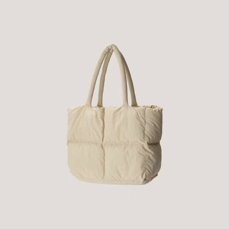 Ženska bucket bag, kvilirana pliš materija, unutarnji džep sa zatvaračem, podstava od poliestera, jedna naramenica