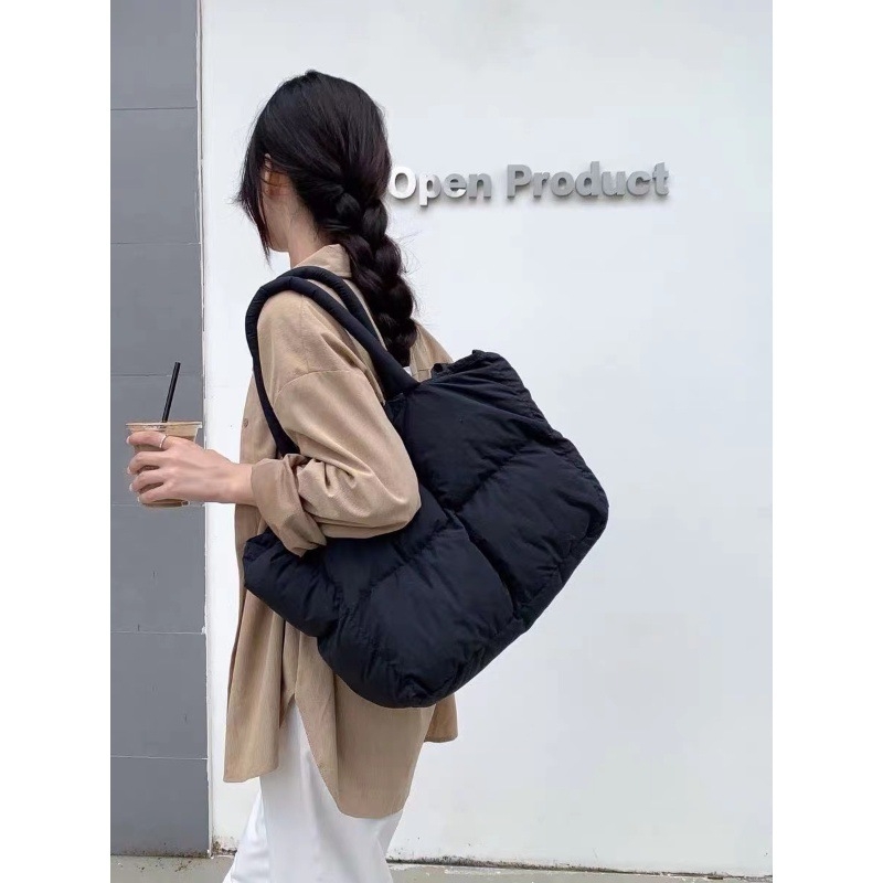 Ženska bucket bag, kvilirana pliš materija, unutarnji džep sa zatvaračem, podstava od poliestera, jedna naramenica