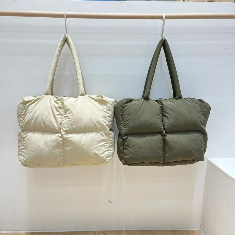 Ženska bucket bag, kvilirana pliš materija, unutarnji džep sa zatvaračem, podstava od poliestera, jedna naramenica