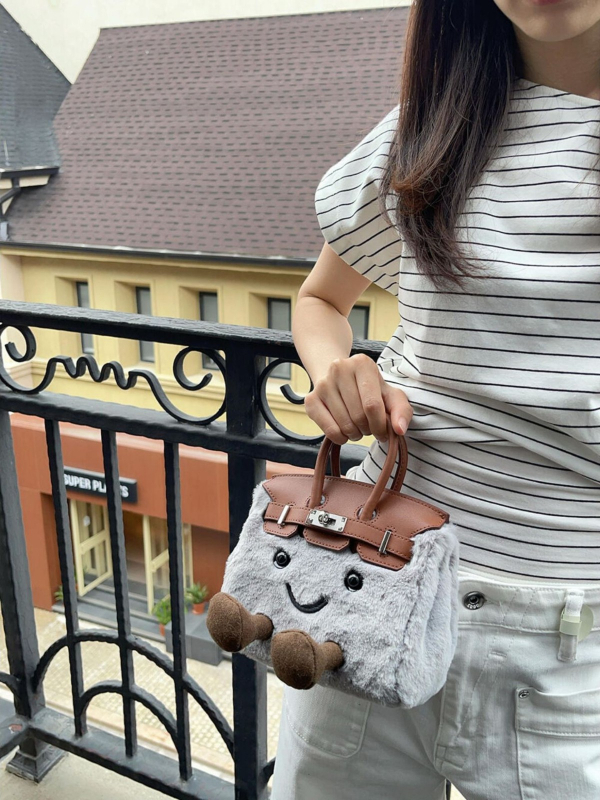Crossbody torba s dječjim karikaturnim stilom, lažno zec krzno, horizontalni kvadratni oblik, zaključavanje, unutarnja džep za dokumente