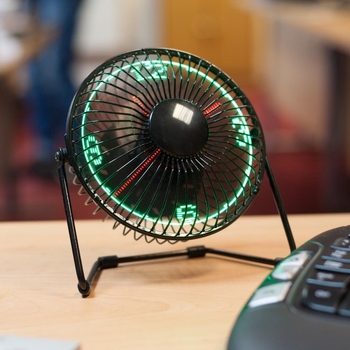 USB ventilator s prikazom vremena (3 lopatice, motor bez četkica, USB napajanje, 2 brzine)