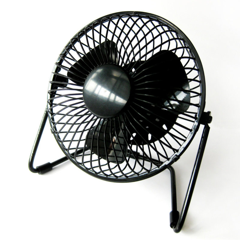 USB ventilator s prikazom vremena (3 lopatice, motor bez četkica, USB napajanje, 2 brzine)