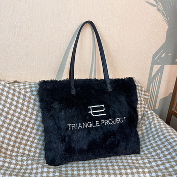 Utcai divat Tote táska imitációs nyúlszőrrel, cipzáras nyitás, nylon belső, vízszintes négyzet alakú forma, telefonhoz tartozó zseb, dupla fogantyú