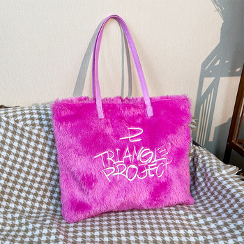 Utcai divat Tote táska imitációs nyúlszőrrel, cipzáras nyitás, nylon belső, vízszintes négyzet alakú forma, telefonhoz tartozó zseb, dupla fogantyú