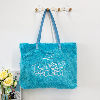 Utcai divat Tote táska imitációs nyúlszőrrel, cipzáras nyitás, nylon belső, vízszintes négyzet alakú forma, telefonhoz tartozó zseb, dupla fogantyú