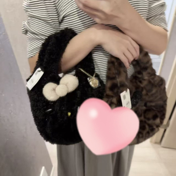 Bucket torba s mekanim plišanim dizajnom mačke, poliester materijal, magnetsko zatvaranje, vanjski džep tip patch pocket, bez naramenice, za svakodnevnu upotrebu.