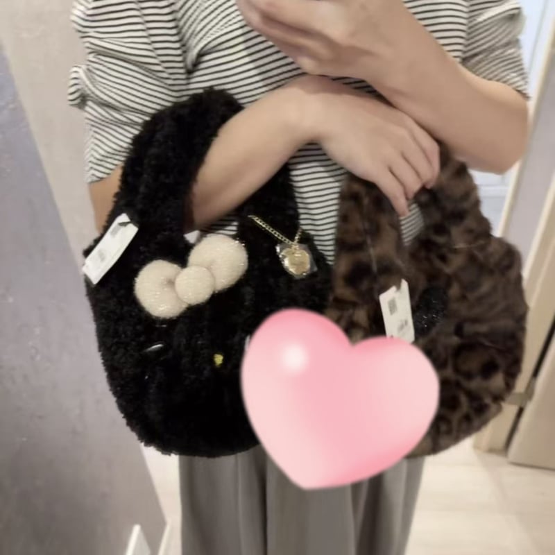 Bucket torba s mekanim plišanim dizajnom mačke, poliester materijal, magnetsko zatvaranje, vanjski džep tip patch pocket, bez naramenice, za svakodnevnu upotrebu.