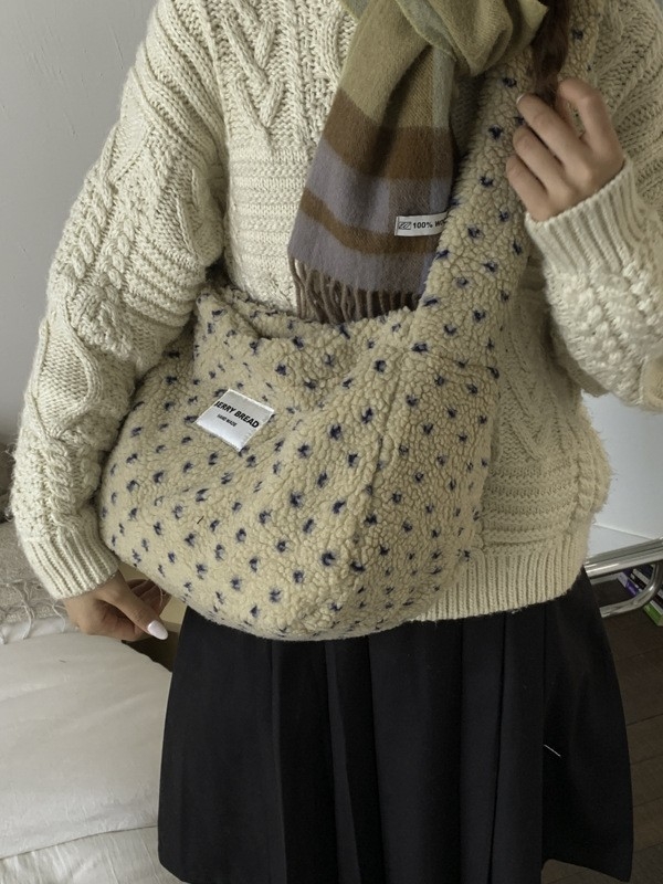Pluš torba preko ramena, casual stil, oblik košare, zatvaranje zipom