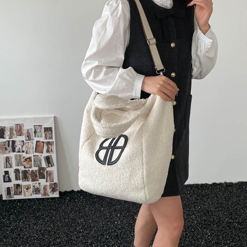 Semišna tote torba, street style, horizontalno pravokutnog oblika, magnetska kopča