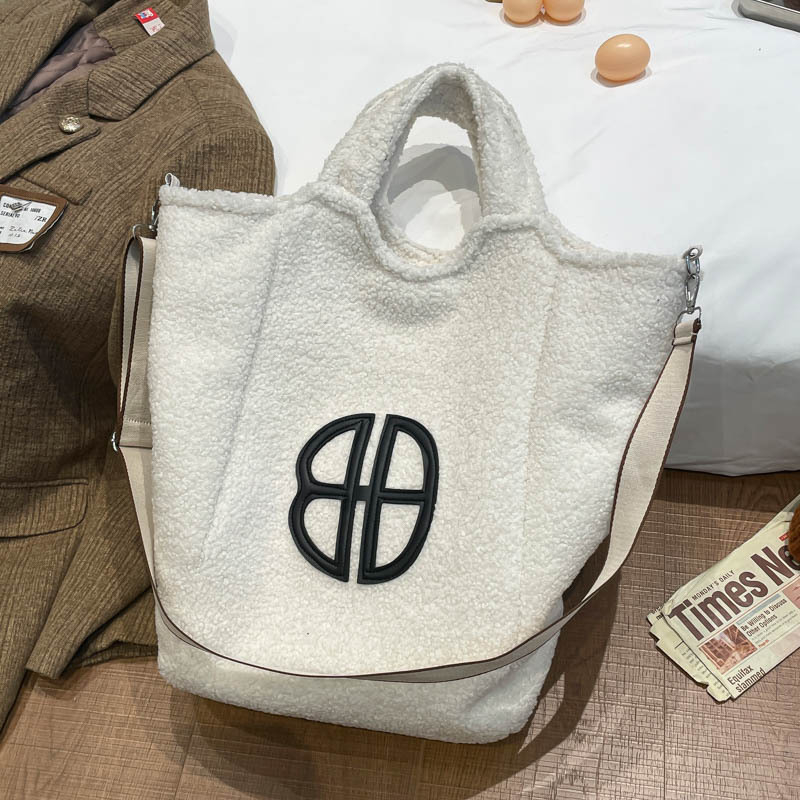 Semišna tote torba, street style, horizontalno pravokutnog oblika, magnetska kopča
