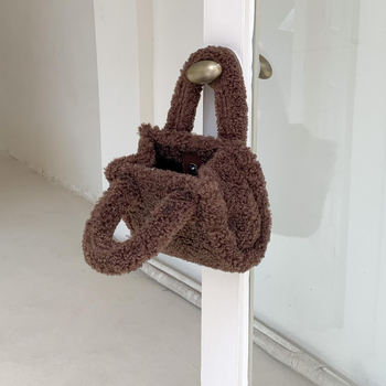 Pluš crossbody torba, horizontalan kvadratnog oblika, magnetski zatvarač, podstava od poliestera, džep za dokumente