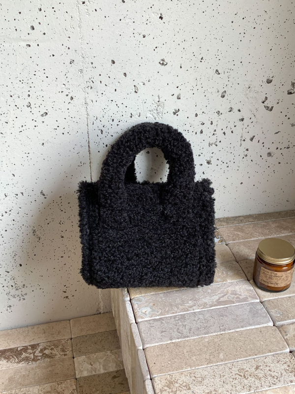 Pluš crossbody torba, horizontalan kvadratnog oblika, magnetski zatvarač, podstava od poliestera, džep za dokumente