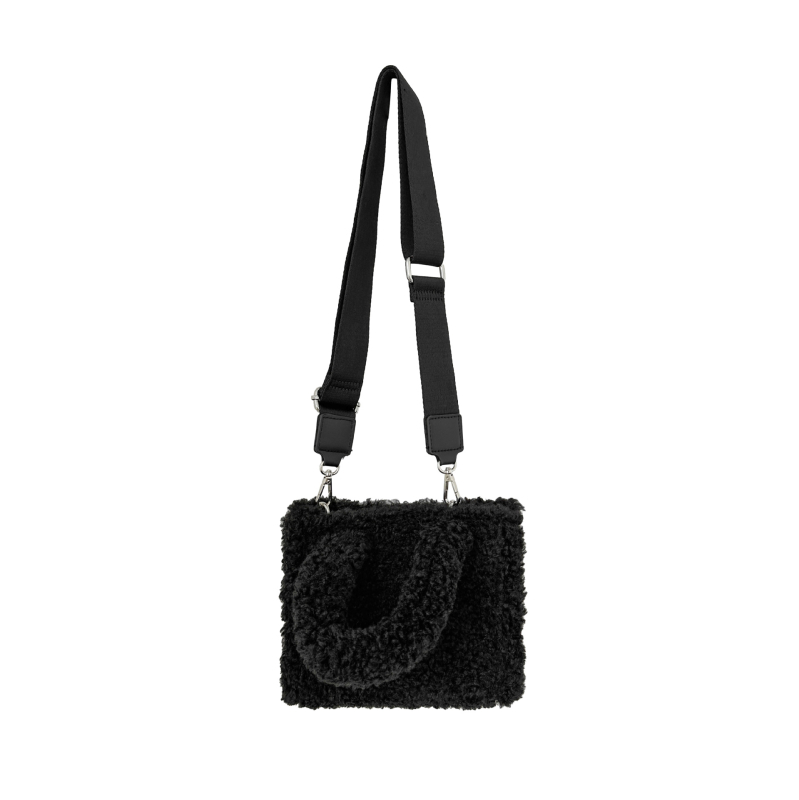 Pluš crossbody torba, horizontalan kvadratnog oblika, magnetski zatvarač, podstava od poliestera, džep za dokumente