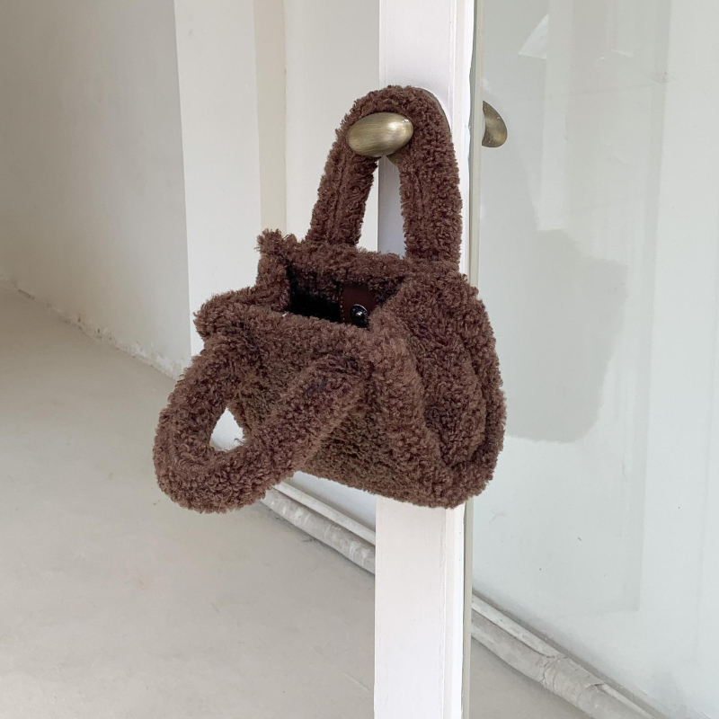 Pluš crossbody torba, horizontalan kvadratnog oblika, magnetski zatvarač, podstava od poliestera, džep za dokumente