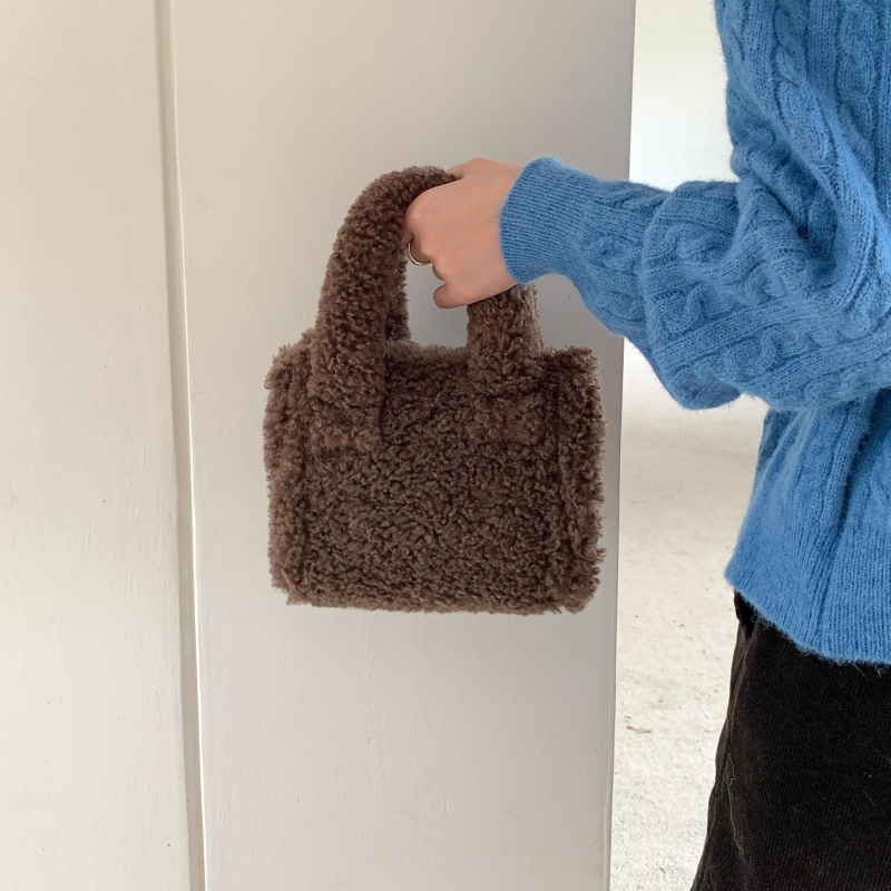 Pluš crossbody torba, horizontalan kvadratnog oblika, magnetski zatvarač, podstava od poliestera, džep za dokumente