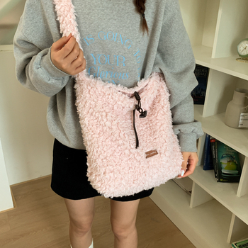 Plušasta crossbody torba s vezanjem, vodoravni kvadratni oblik, unutarnja pretinica za dokumente, poliester podstava