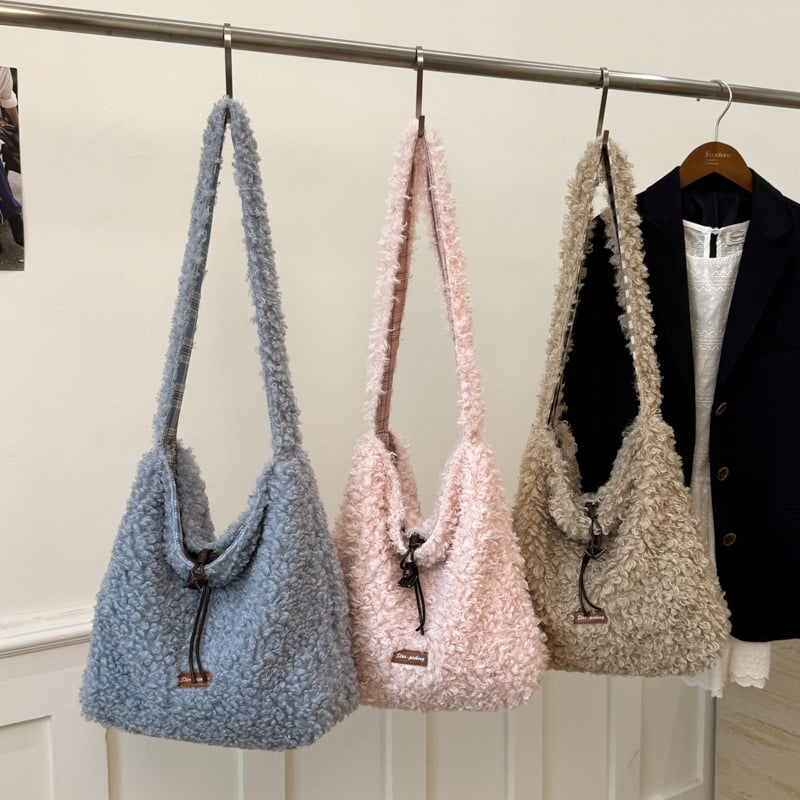 Plušasta crossbody torba s vezanjem, vodoravni kvadratni oblik, unutarnja pretinica za dokumente, poliester podstava