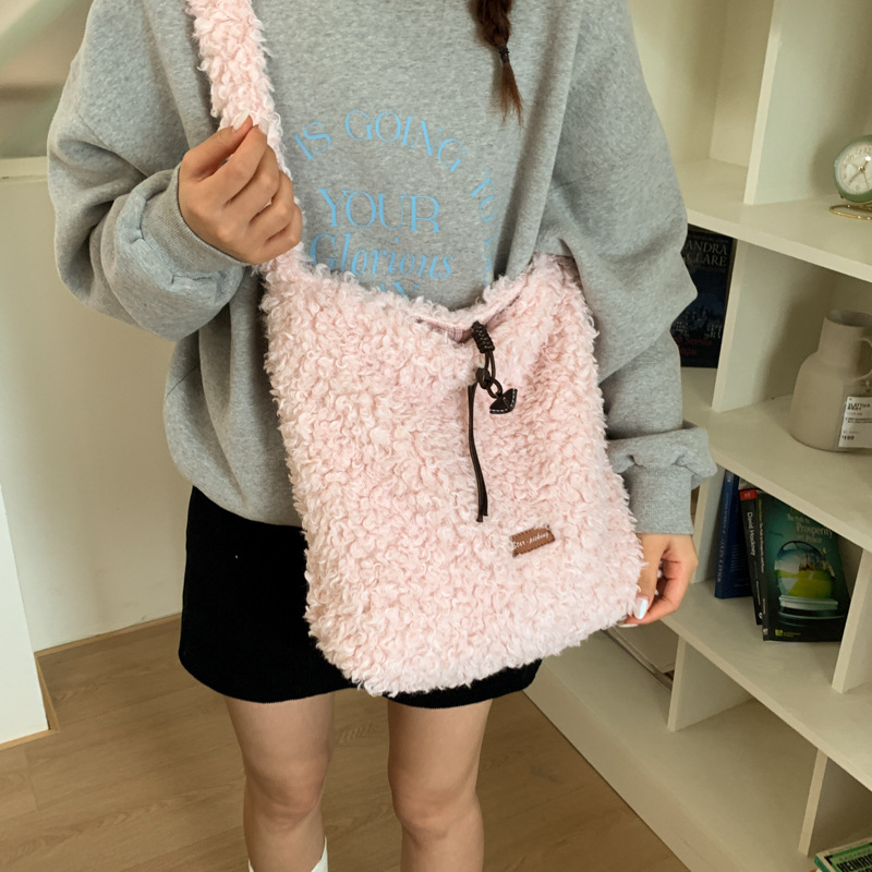 Plušasta crossbody torba s vezanjem, vodoravni kvadratni oblik, unutarnja pretinica za dokumente, poliester podstava