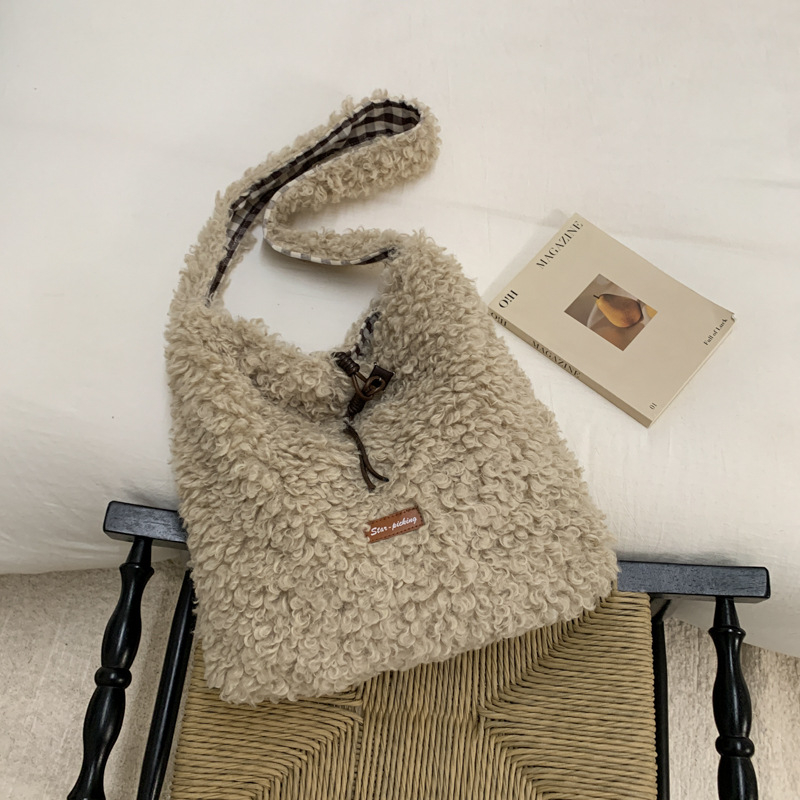 Plušasta crossbody torba s vezanjem, vodoravni kvadratni oblik, unutarnja pretinica za dokumente, poliester podstava