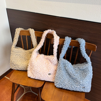 Plüss anyagú imitált báránygyapjú válltáska, street trend stílus, horizontális négyszögletű forma, mágneses zár, belső zseb a telefon számára és azonosítóhoz