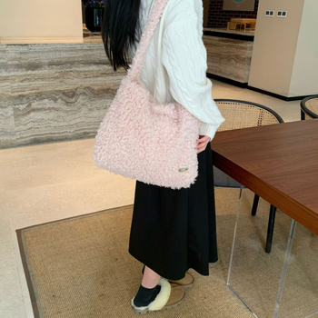 Plüss anyagú imitált báránygyapjú válltáska, street trend stílus, horizontális négyszögletű forma, mágneses zár, belső zseb a telefon számára és azonosítóhoz