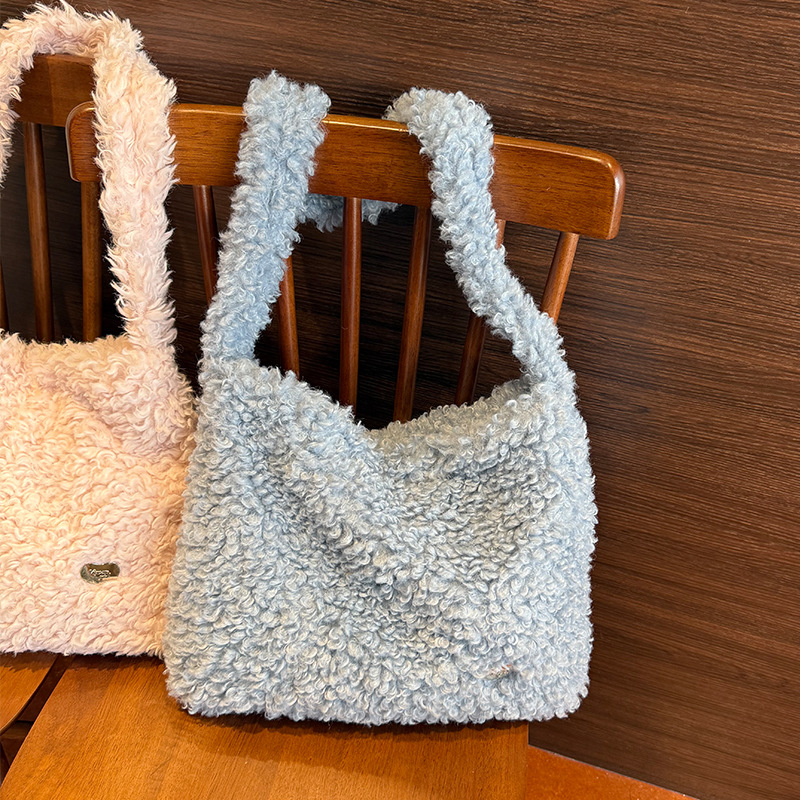 Plüss anyagú imitált báránygyapjú válltáska, street trend stílus, horizontális négyszögletű forma, mágneses zár, belső zseb a telefon számára és azonosítóhoz