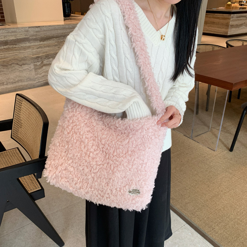 Plüss anyagú imitált báránygyapjú válltáska, street trend stílus, horizontális négyszögletű forma, mágneses zár, belső zseb a telefon számára és azonosítóhoz