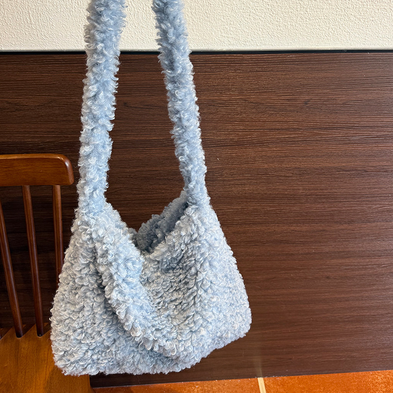 Plüss anyagú imitált báránygyapjú válltáska, street trend stílus, horizontális négyszögletű forma, mágneses zár, belső zseb a telefon számára és azonosítóhoz