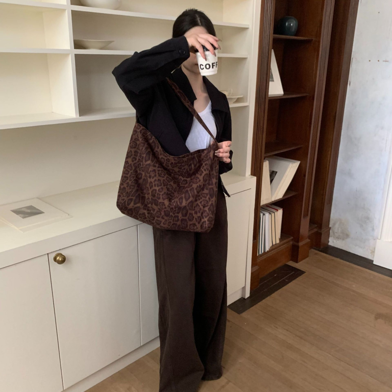 Geantă crossbody din velur pluș cu imprimeu leopard, capacitate mare, formă orizontală pătrată