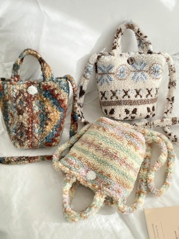 Vunena ženska crossbody torba u japanskom stilu, horizontalni pravokutni oblik, zatvaranje na zip, unutarnja pretinica sa zipom