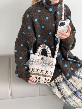 Vunena ženska crossbody torba u japanskom stilu, horizontalni pravokutni oblik, zatvaranje na zip, unutarnja pretinica sa zipom