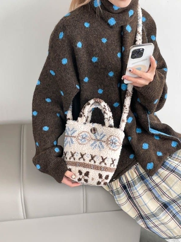 Vunena ženska crossbody torba u japanskom stilu, horizontalni pravokutni oblik, zatvaranje na zip, unutarnja pretinica sa zipom