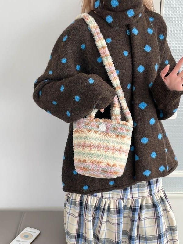 Vunena ženska crossbody torba u japanskom stilu, horizontalni pravokutni oblik, zatvaranje na zip, unutarnja pretinica sa zipom