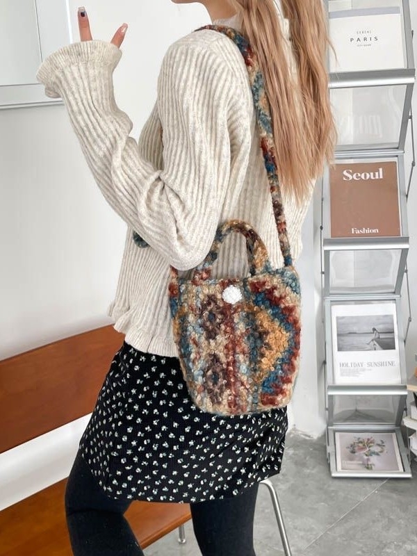 Vunena ženska crossbody torba u japanskom stilu, horizontalni pravokutni oblik, zatvaranje na zip, unutarnja pretinica sa zipom