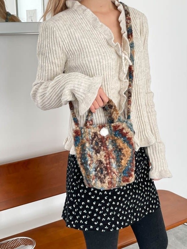 Vunena ženska crossbody torba u japanskom stilu, horizontalni pravokutni oblik, zatvaranje na zip, unutarnja pretinica sa zipom