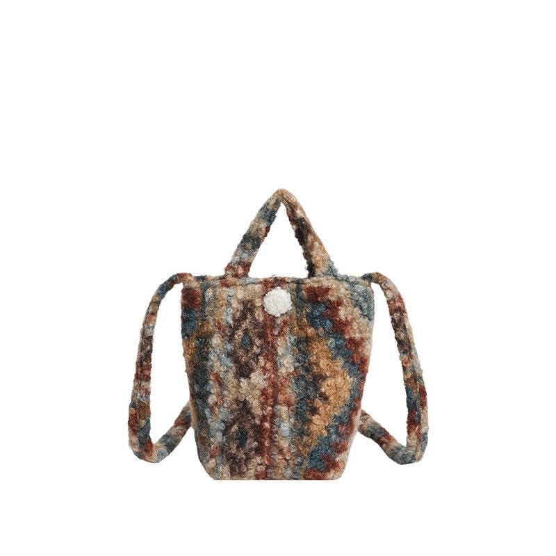Vunena ženska crossbody torba u japanskom stilu, horizontalni pravokutni oblik, zatvaranje na zip, unutarnja pretinica sa zipom